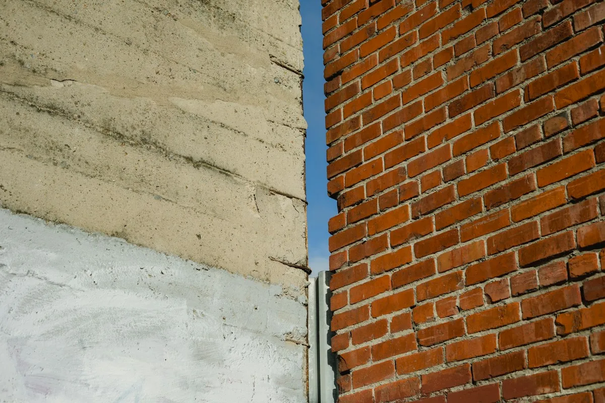 Façade en brique et béton, enveloppe du bâtiment