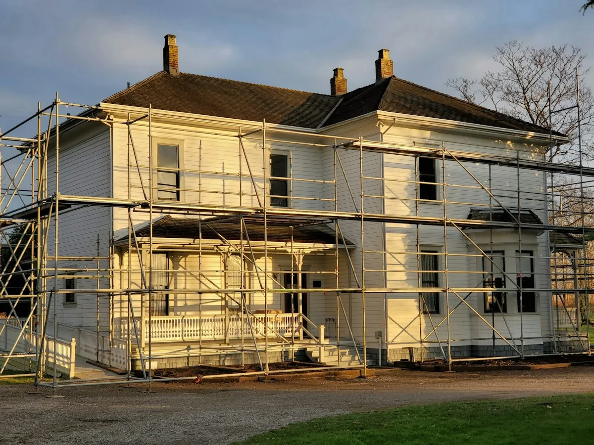Maison individuelle en extérieur, contexte habitat local